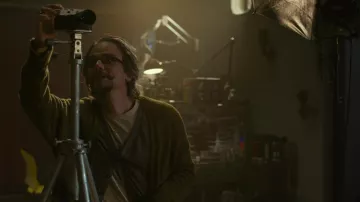 Cámara Leica utilizada por Laszlo Sosa (Wagner Moura) como se ve en El hombre gris