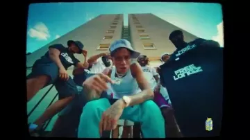 Le débardeur blanc porté par le rapeur Central Cee dans son clip Doja