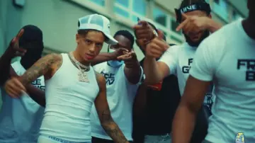 Le débardeur blanc porté par le rapeur Central Cee dans son clip Doja