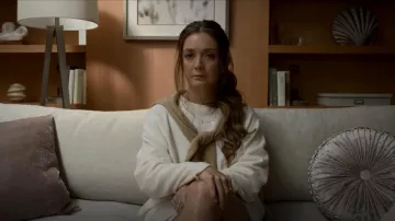 Nordstrom Mama Charm Collar De oro usado por Liv Whitley (Billie Catherine Lourd) como se ve en American Horror Stories (S01E05)