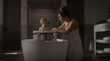 Burt's Bees Baby Wash utilizado por Liv Whitley (Billie Catherine Lourd) como se ve en American Horror Stories (S01E05)