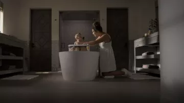 Givenchy Sneakers White usado por Liv Whitley (Billie Catherine Lourd) como se ve en American Horror Stories (S01E05)