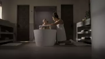 Givenchy Sneakers White usado por Liv Whitley (Billie Catherine Lourd) como se ve en American Horror Stories (S01E05)