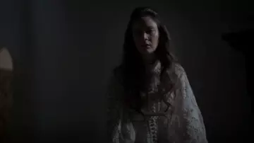 Zimmermann Cassia Macramé Encaje Cinturón de algodón Mini Vestido usado por Liv Whitley (Billie Catherine Lourd) como se ve en American Horror Stories (S01E05)
