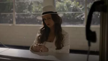 Sombrero de panamá de trapo y hueso usado por Liv Whitley (Billie Catherine Lourd) como se ve en American Horror Stories (S01E05)