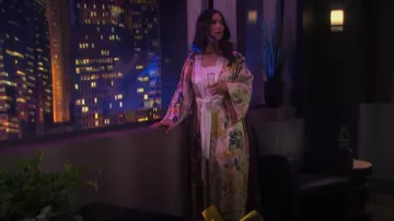 Olivia Von Halle Luxury Peony Floral-Print Silk Robe usada por Gabi Hernández (Camila Banus) como se ve en Days of Our Lives: Beyond Salem (S02E03)