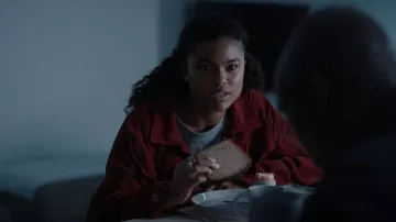 Chaqueta de camión de cable Signature 8 usada por la joven Jade Wesker (Tamara Smart) como se ve en Resident Evil (S01E03)