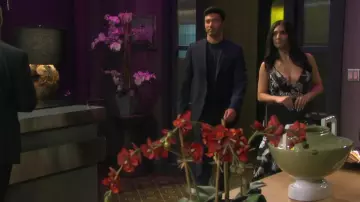 Robe The Population Delphine Robe en organza haut-bas portée par Gabi Hernandez (Camila Banus) comme on le voit dans Days of Our Lives: Beyond Salem (S02E05)