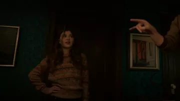 Vanessa Bruno Sissi Pull porté par Abbey (Ashley Edner) vu dans les tenues de la série télévisée Evil (Saison 3 Episode 1)