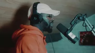 The cap worn by Alpha Wann in the video Freestyle CURFEW on OKLM Radio 