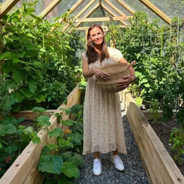 La robe jaune imprimée portée par Jennifer Garner sur le compte Instagram de @jennifer.garner 