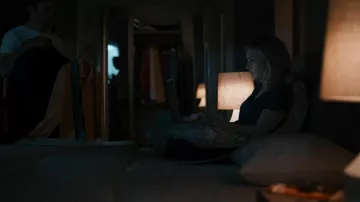 Madewell Whisper Cotton V Neck Pocket Tee usado por Kim Wexler (Rhea Seehorn) como se ve en Better Call Saul (S06E02)