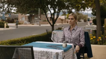 Sandro Paris Silk Floral Roses Estampado Camisa Botón usado por Kim Wexler (Rhea Seehorn) como se ve en Better Call Saul (S06E04)