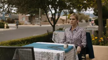 Sandro Paris Silk Floral Roses Printed Shirt Button porté par Kim Wexler (Rhea Seehorn) vu dans Better Call Saul (S06E04)