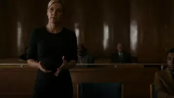Tahari Pinstripe Sheath Dress porté par Kim Wexler (Rhea Seehorn) tel que vu dans la garde-robe better call Saul (saison 6 épisode 6)