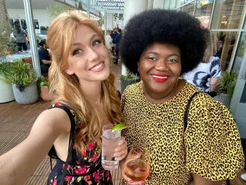 Zapatos de tacón y vestido floral de Katherine McNamara en su cuenta de Instagram @kat.mcnamara