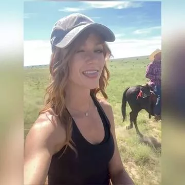 La camiseta negra sin mangas y la gorra gris usada por Katherine McNamara en la cuenta de Instagram de @kat.mcnamara