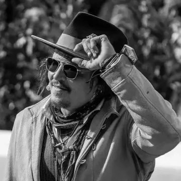 The Original Pilot American Optical sunglasses worn by Johnny Depp on @aoeyewearfrance's Instagram account