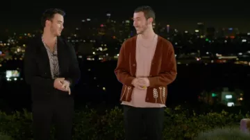 Cardigan de blé Sandro porté par Frankie Jonas vu dans Claim to Fame (S01E01)