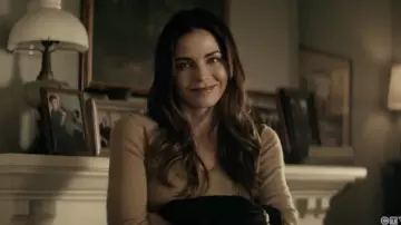 Le pull marron Aqua Cashmere porté par Lucy Lane (Jenna Dewan) dans la série Superman & Loïs (Saison 2 Episode 6)