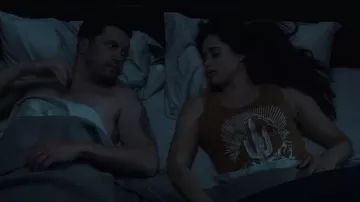 Débardeur Bandit Brand Cactus Graphic Lace Trim porté par Liz Ortecho (Jeanine Mason) vu à Roswell, Nouveau-Mexique (S04E06)