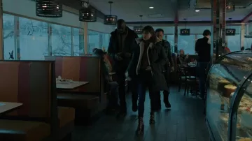 Stuart Weitzman Kolbie Boots portés par Kristen Bouchard (Katja Herbers) comme on le voit dans Evil (S03E04)