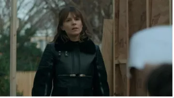 Veste Bomber en cuir Shearling Givenchy portée par Kristen Bouchard (Katja Herbers) vue dans Evil (S03E04)