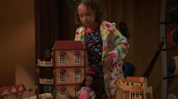 Pyjama deux pièces ajusté Tucker + Tate Glow in the Dark porté par Alice Baxter (Mykal-Michelle Harris) vu dans Raven’s Home (S05E04)