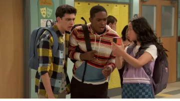 Junk Food Archy Long Sleeve Plaid Shirt porté par Neil (Felix Avitia) comme vu dans Raven’s Home (S05E06)