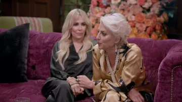 Olivia Von Halle Cotton-Silk Cat Casablanca Pyjama Set usado por Dorinda Medley como se ve en The Real Housewives Ultimate Girls Trip (S02E04)