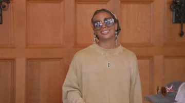 Free People Iggy Pullover usado por Eva Marcille como se ve en The Real Housewives Ultimate Girls Trip (Temporada 2 Episodio 5)