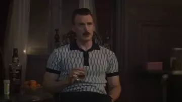 King & Tuckfield Polo con estampado geométrico usado por Lloyd Hansen (Chris Evans) como se ve en la película The Gray Man