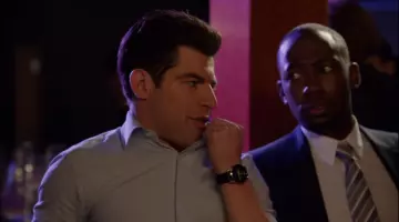 Les looks de la série New Girl: Winston Schmidt (Max Greenfield) porte une montre Bulova à cadran noir dans la sasion 2, épisode 3