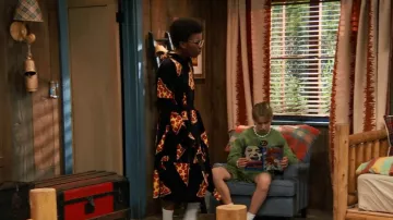 Asos Design Super Soft Pizza Fleece Robe usado por Noah Lambert (Israel Johnson) como se ve en BUNK'D (S06E06)