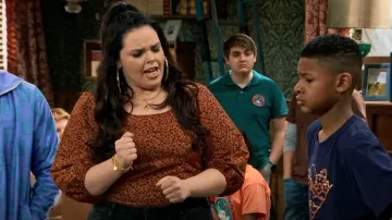 Levi’s Kaila Leopard Print Puff Sleeve Cropped Top porté par Lou Hockhauser (Miranda May) vu dans BUNK’D (S06E06)