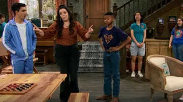 Free People X Driftwood Farrah Brodé Flare Jeans porté par Lou Hockhauser (Miranda May) comme on le voit dans BUNK’D (S06E06)