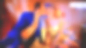 The yellow dress worn by Alex / Chouchou (Alexandra Lamy) in the series A guy, a girl 