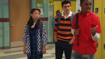 Forever 21 Pull cardigan à carreaux porté par Ivy (Emmy Liu-Wang) vu dans Raven’s Home (S05E08)