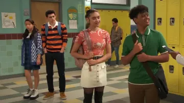 Topshop Spray Flower T-Shirt porté par Cami Rivera (Marissa Reyes) vu dans Raven’s Home (S05E08)
