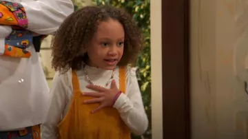 Hayden Girls Ribbed Ruffle Mock Neck Long Sleeve Top porté par Alice Baxter (Mykal-Michelle Harris) vu dans Raven’s Home (S05E09)