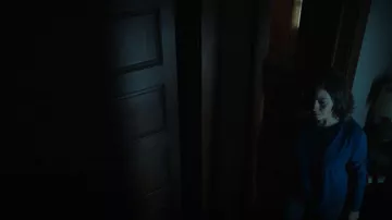 Cardigan J.Crew Navy porté par Angela Adams (Alia Shawkat) vu dans The Old Man (S01E07)