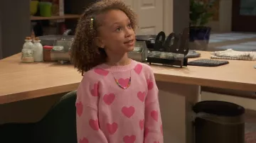 Shein Girls Heart Pattern Sweater porté par Alice Baxter (Mykal-Michelle Harris) vu dans Raven’s Home (S05E10)