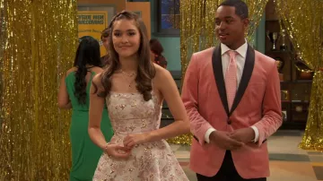 B Darlin Lace-Up A-Line Robe portée par Cami Rivera (Marissa Reyes) telle que vue dans Raven’s Home (S05E10)