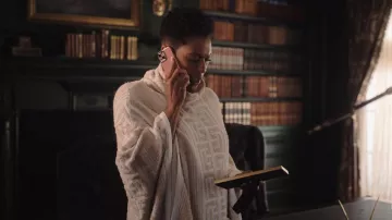 Poncho en tricot Balmain Monogram porté par Lorraine Swift (April Parker Jones) vu dans Tom Swift (S01E07)