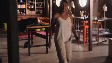 Pantalon tricoté Balmain Monogramme porté par Lorraine Swift (April Parker Jones) vu dans Tom Swift (S01E07)