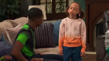 Aqua Girls' Ombré Lightning Bolt Sweater porté par Alice Baxter (Mykal-Michelle Harris) vu dans Raven’s Home (S05E11)