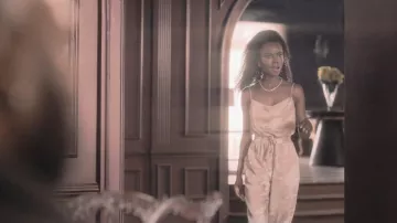 Combinaison cinq a Sept Finnley Camouflage Satin portée par Zenzi Fullington (Ashleigh Murray) vue dans Tom Swift (S01E07)