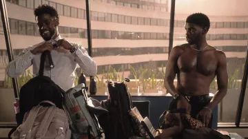 Ceinture en cuir à boucle fléchée blanc cassé portée par Tom Swift (Tian Richards) dans Tom Swift (S01E06)