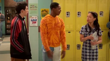 Robe pull Kendall & Kylie Argyle portée par Ivy (Emmy Liu-Wang) vue dans Raven’s Home (S05E12)
