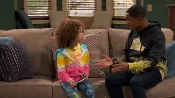 Polo Ralph Lauren Little Girl’s Ombré Terry Full-Zip Hoodie porté par Alice Baxter (Mykal-Michelle Harris) vu dans Raven’s Home (S05E12)